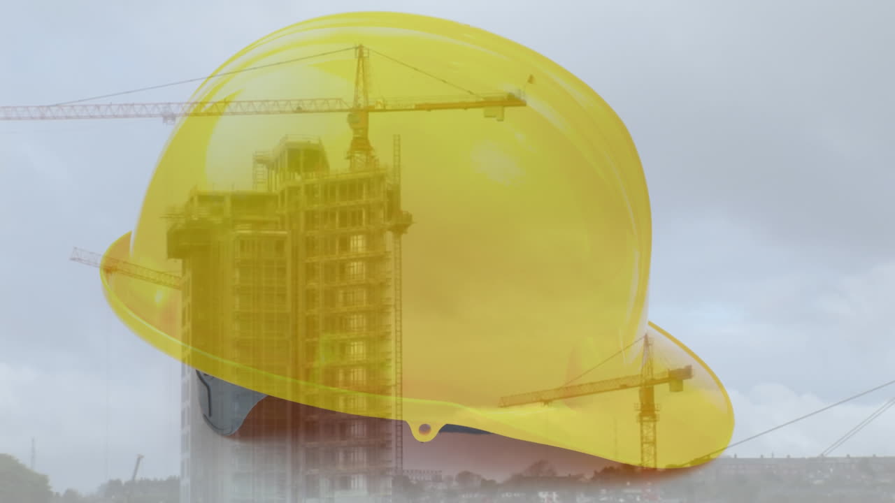 animación del casco de seguridad sobre el sitio de construcción y las grúas