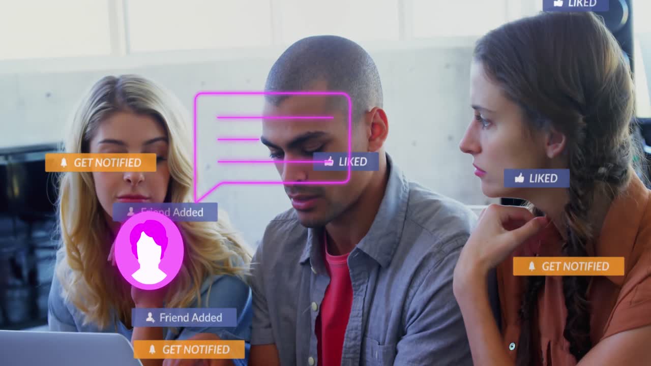 animación de redes sociales e íconos de notificación sobre diversos compañeros de trabajo discutiendo informes en la computadora portátil.