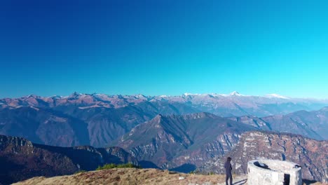 Ausruhen-Auf-Dem-Gipfel,-Nach-Vielen-Stunden-Des-Gehens,-Die-Aussicht-Genießen