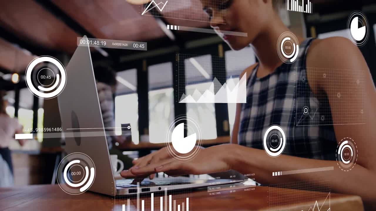 animación del procesamiento de datos sobre una mujer biracial usando una computadora portátil
