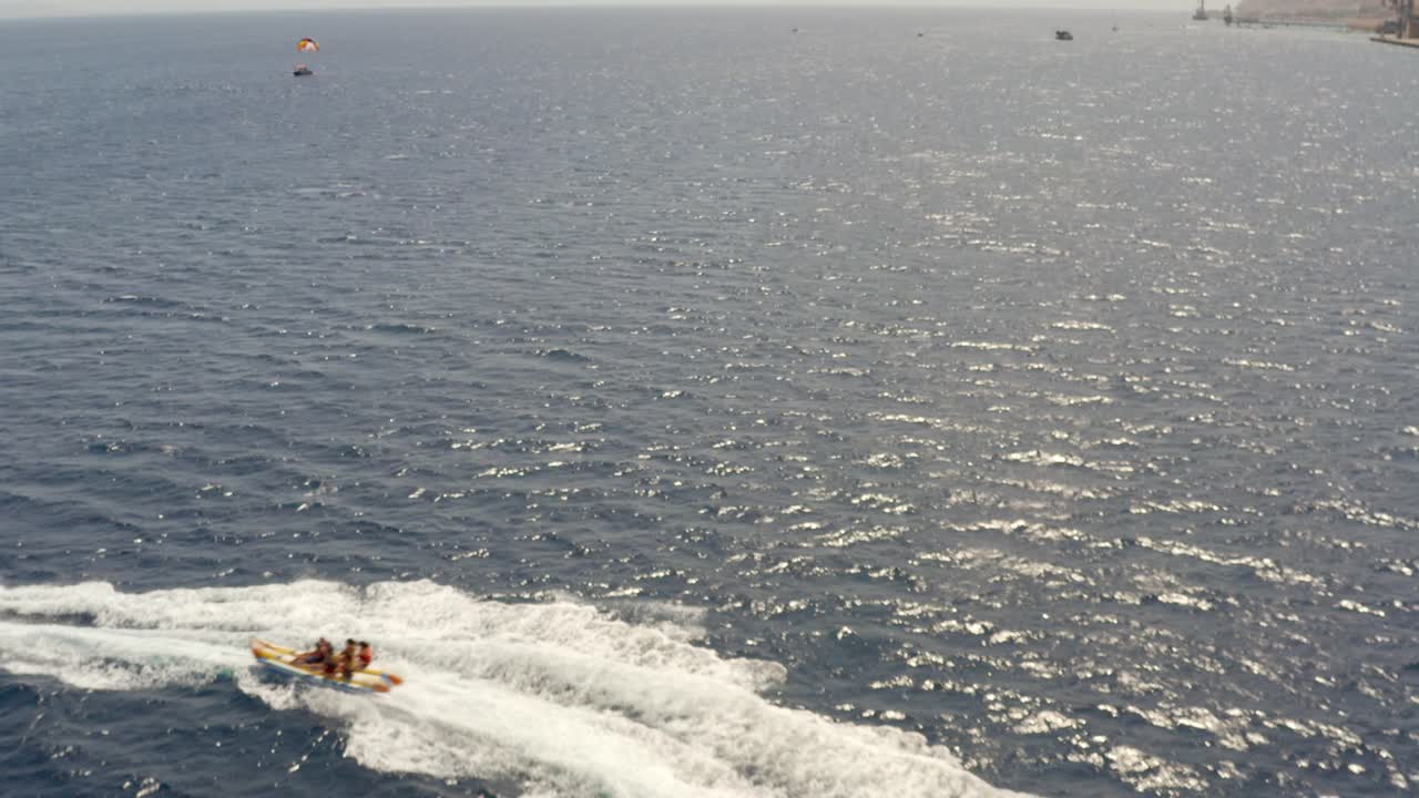 바다에서 수중 스포츠 활동