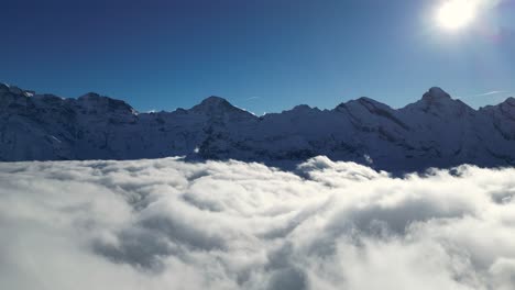 Cordillera-Cinematográfica-Y-Nubes-Hinchadas-Se-Revelan-Desde-La-Barrera-De-Seguridad-De-Vidrio.