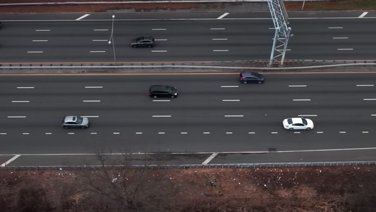 взгляд с воздуха на гранд-сентрал-парквей в облачный день в куинсе, нью-йорк