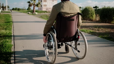 hombre en silla de ruedas al aire libre