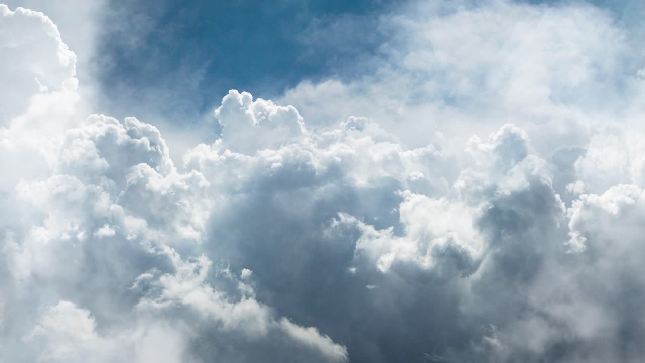 nubes cúmulos, nubes blancas voladoras acercándose al cielo azul