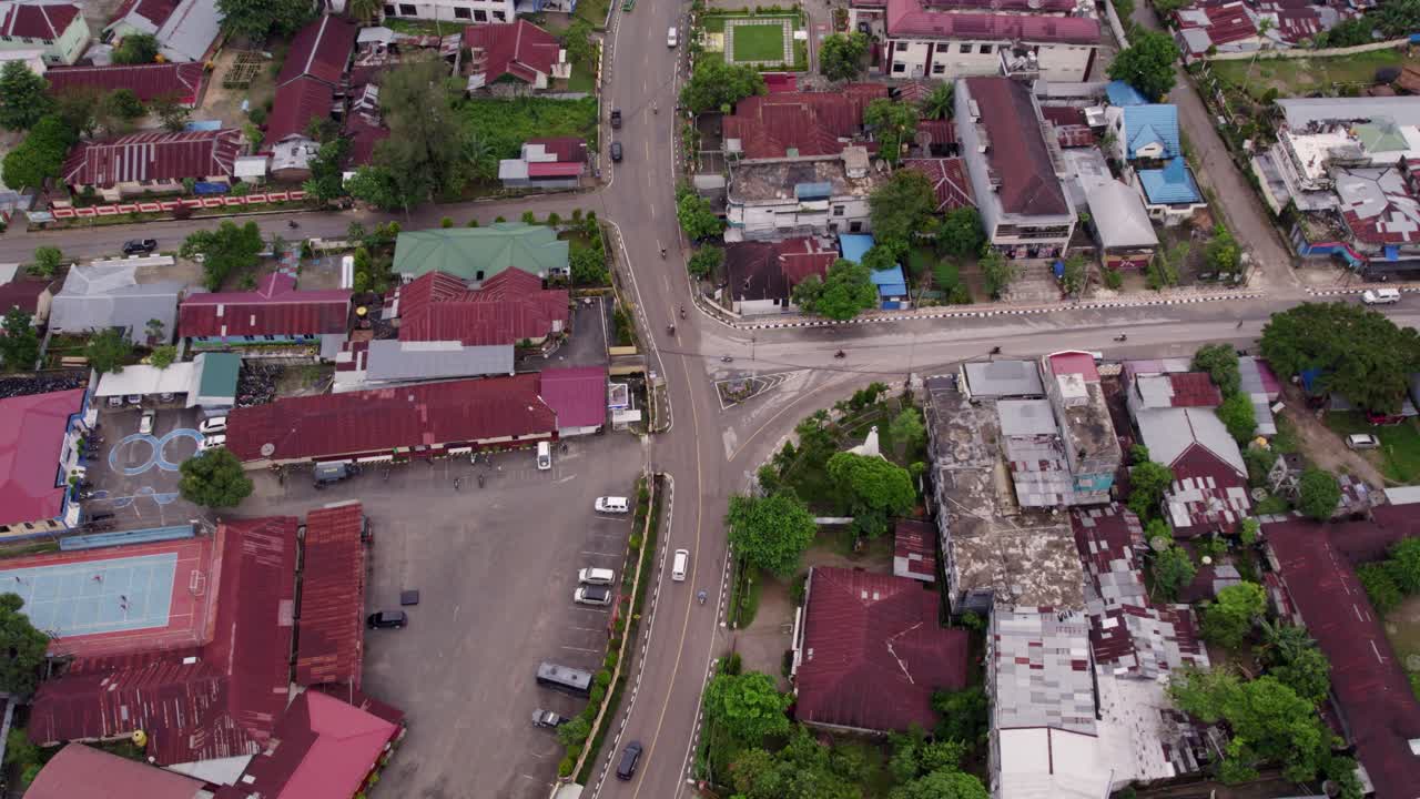 Gereja Tarung bersinar di tengah kehidupan kota yang ramai, Indonesia.