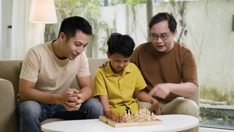 hombres asiáticos y un niño en la sala de estar