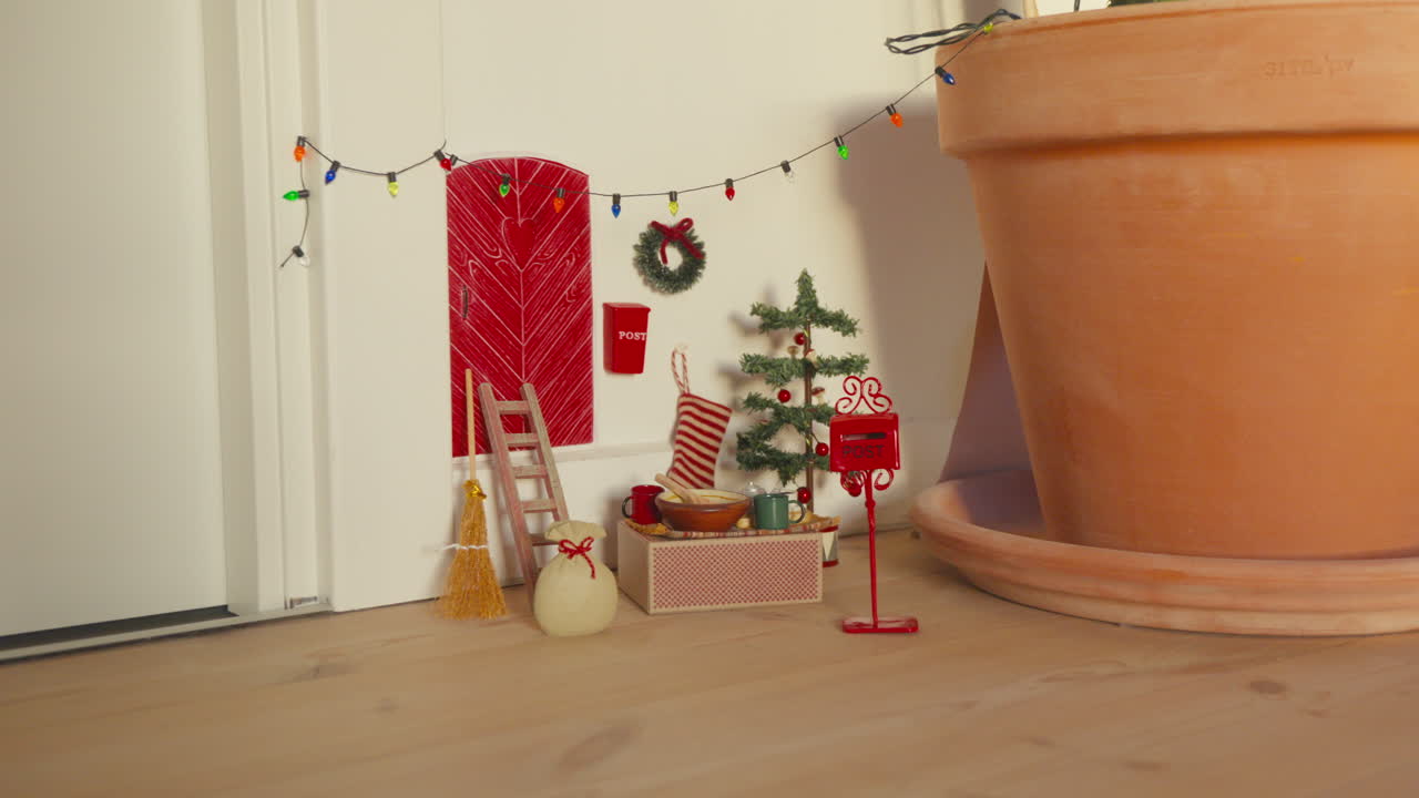 escena de navidad en miniatura acogedora con decoraciones festivas