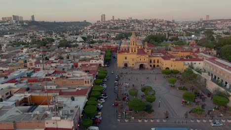 Tempel-Und-Kloster-Des-Heiligen-Kreuzes-Der-Wunder-Und-Plaza-De-Los-Fundadores-Bei-Sonnenuntergang-In-Santiago-De-Queretaro,-Mexiko