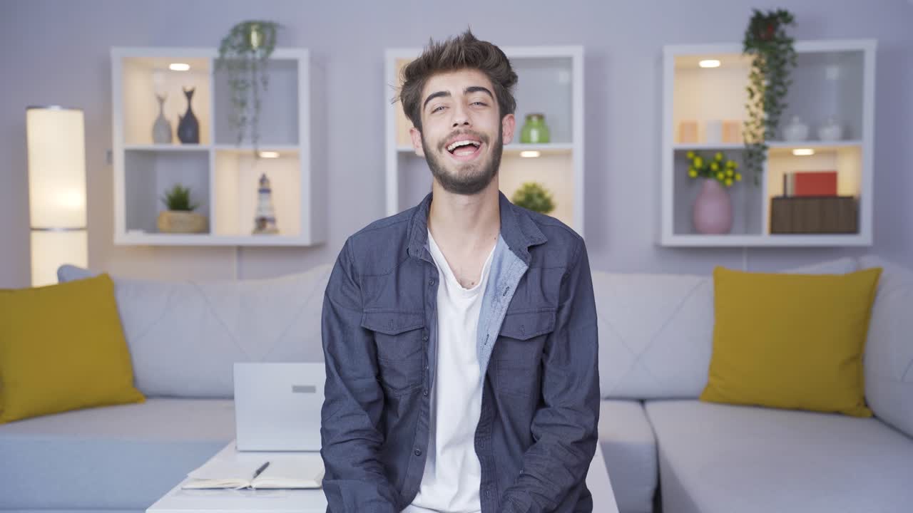 카메라를 향해 손을 흔드는 행복한 남자.