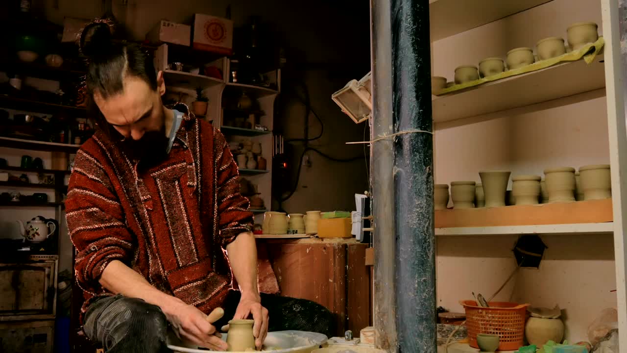 5 : 전문 도자기 도자기 작업장에서 특별한 도구로 도자기 조각 컵