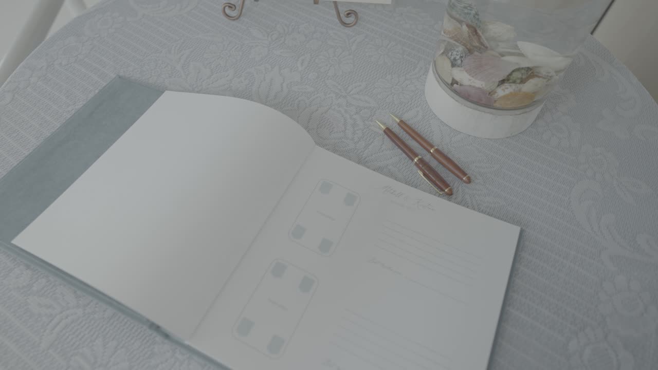 Libro degli ospiti su un tavolo all'ingresso della location del matrimonio.