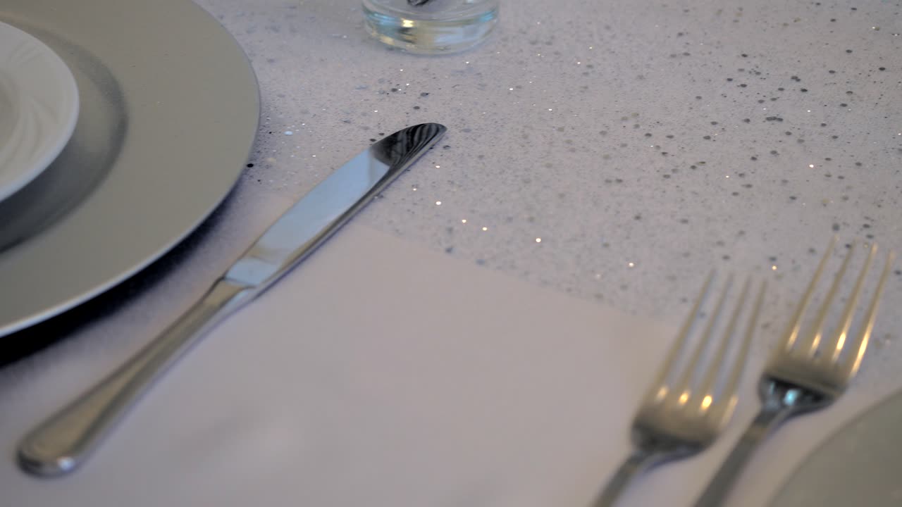 algunos dicen que la comida sabe mejor cuando la mesa está bien puesta