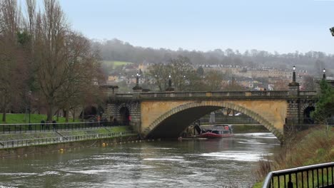 Una-Vista-Tranquila-A-Lo-Largo-Del-Río-Avon,-En-La-Antigua-Ciudad-Romana-De-Bath,-Hacia-El-Desfile-De-Avon,-En-El-Condado-De-Somerset,-Inglaterra