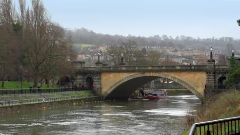 una vista tranquila a lo largo del río avon, en la antigua ciudad romana de bath, hacia el desfile de avon, en el condado de somerset, inglaterra