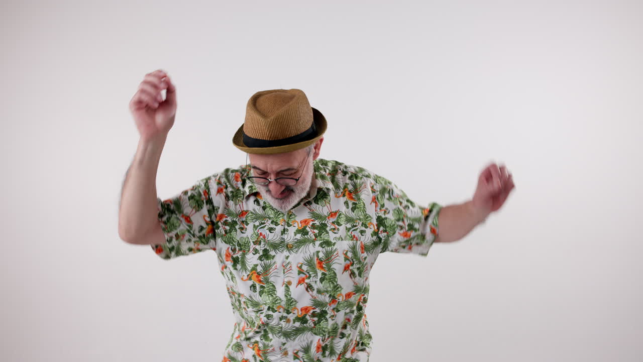 Uomo con camicia hawaiana e cappello che balla