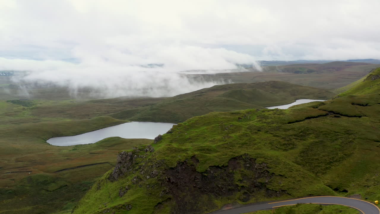 능선을 넘어오고 스코틀랜드의 meall na suiramach의 동쪽 면에 있는 산사태를 드러내는 시네마틱 드론 샷