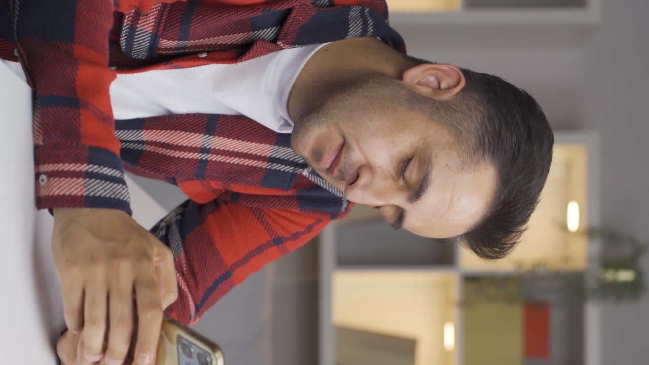 vídeo vertical del hombre que extraña a su esposa.