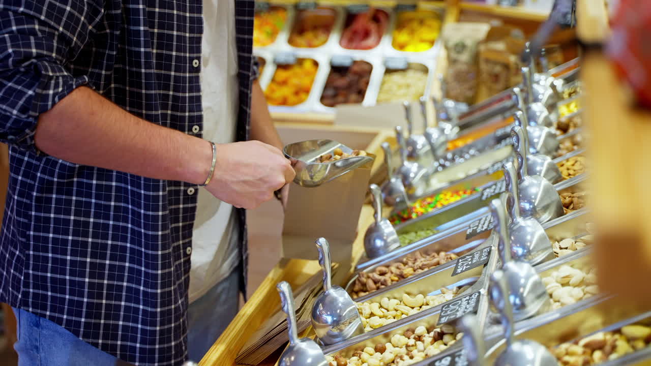 persona comprando nueces en una tienda de comestibles
