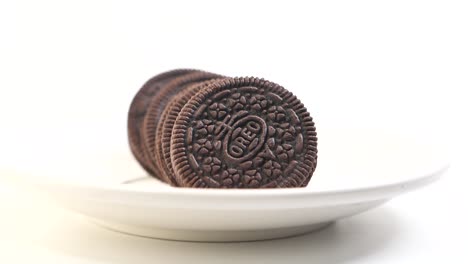 galletas de oreo en un plato