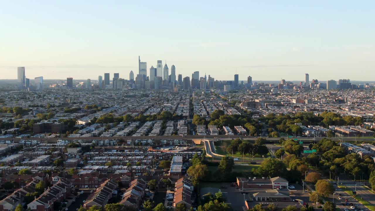 여름 황혼 동안 수평선에 있는 필라델피아 스카이라인 도시 풍경을 향해 공중 돌리 앞으로 발사