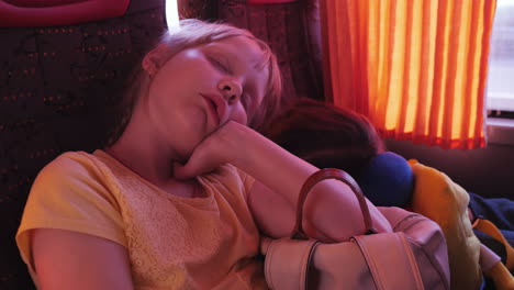 Zwei-Müde-Mädchen-Auf-Der-Straße-Gehen-In-Den-Bus-Sie-Schlafen-Ellbogen-Aufeinander-Und-Rucksäcke-Bewegen-Sich-Mit