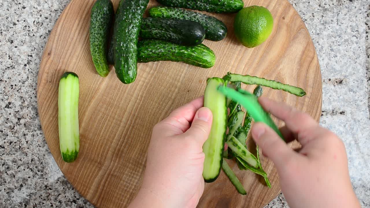 Pulizia dei cetrioli. Riprese in cucina