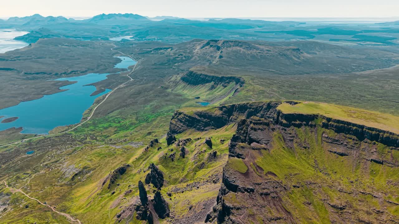 Luftfoto av fjell- og innsjølandskap