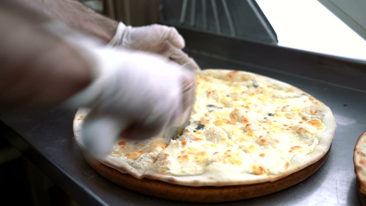 cortar pizza en rebanadas con un cuchillo especial.