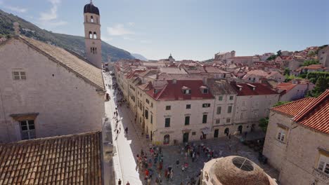 Weitwinkelansicht-über-Den-Brunnen-Von-Onofrio-Und-Die