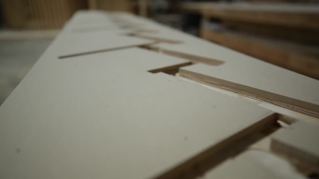 carpintero en el trabajo en la carpintería