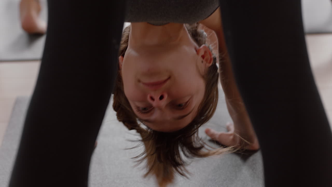 mujer de yoga caucásica saludable practicando meditación de pose guerrera disfrutando de ejercitar el cuerpo flexible en el gimnasio