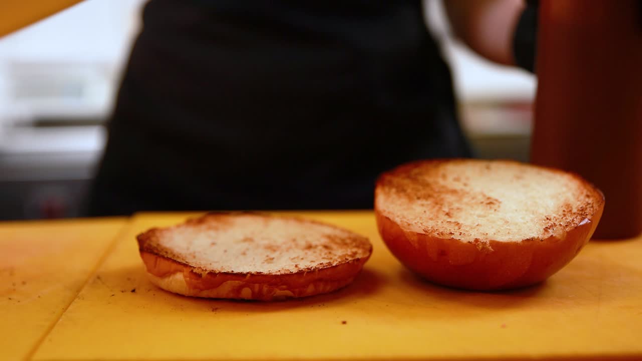 preparando una hamburguesa con mostaza