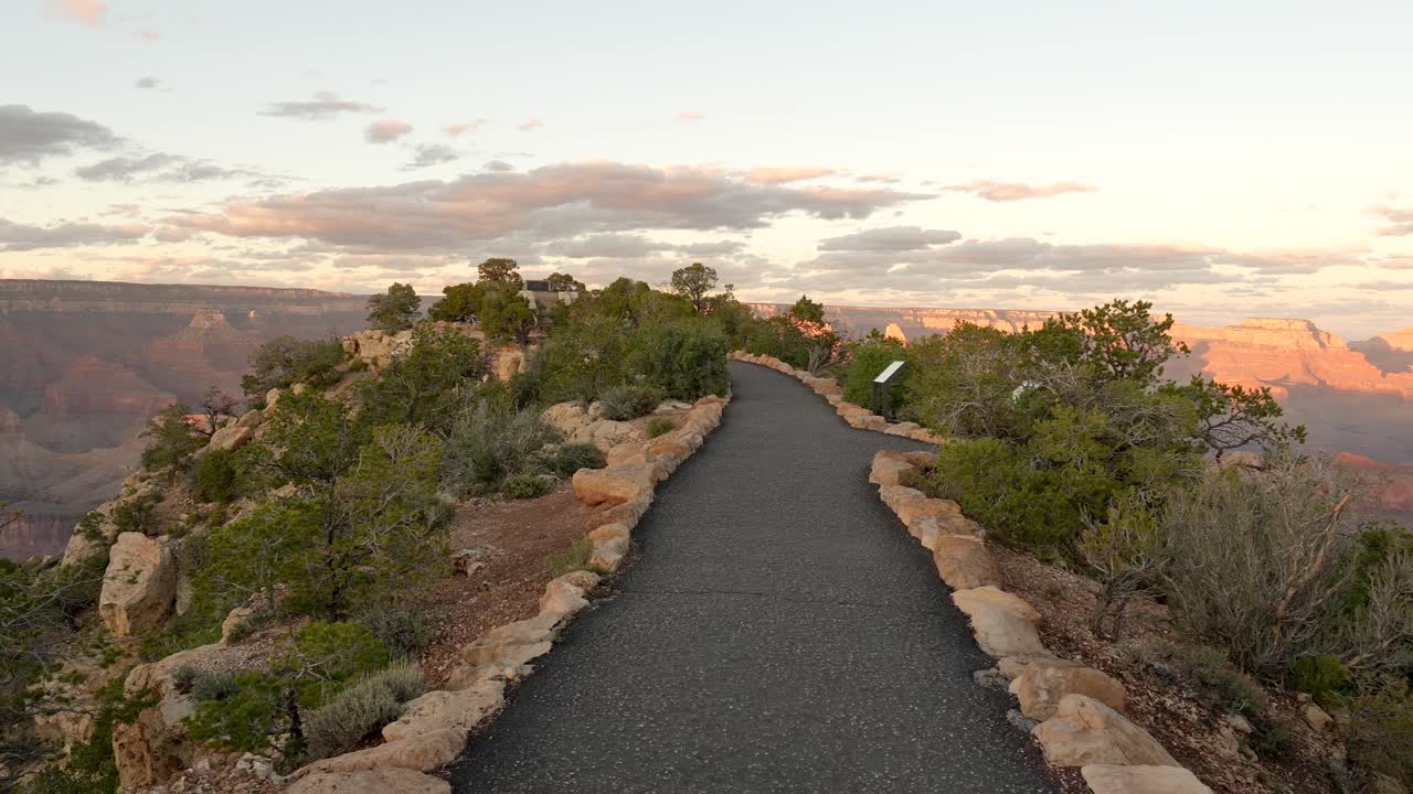 Vista panorámica del Gran Cañón a la hora dorada con sendero pavimentado