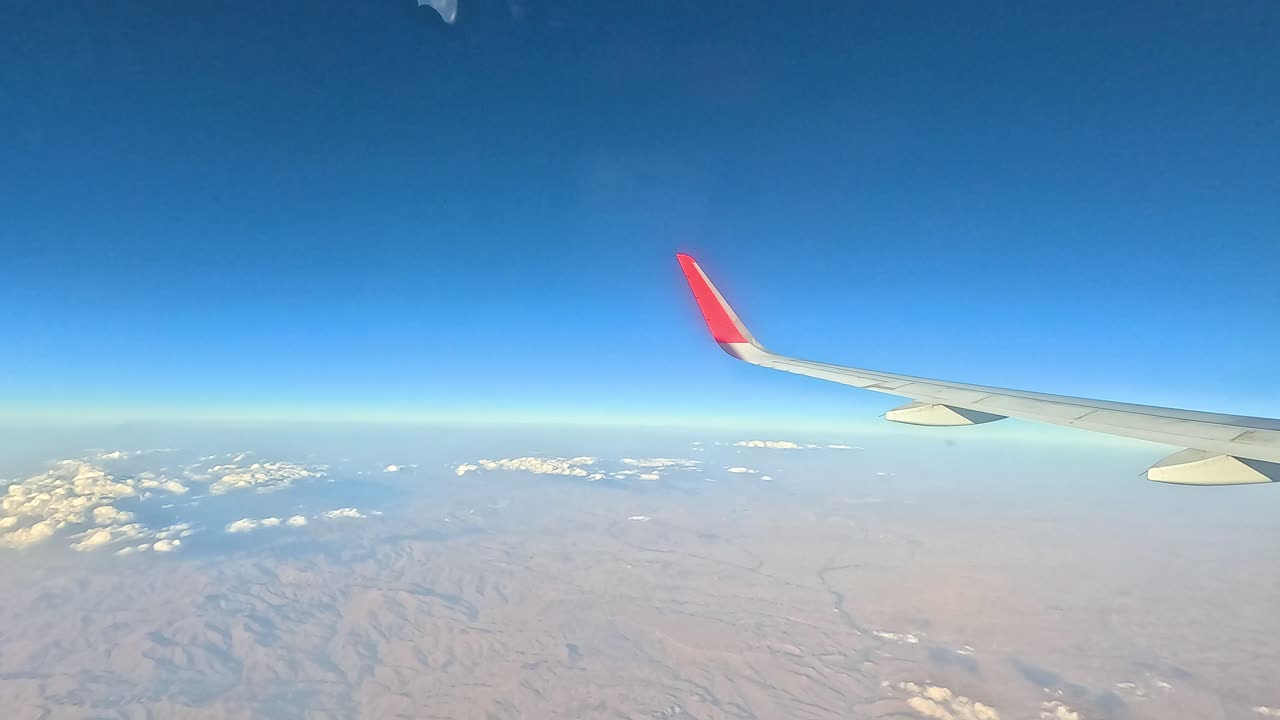 산악 지형과 구름 위에서 풍경 비행