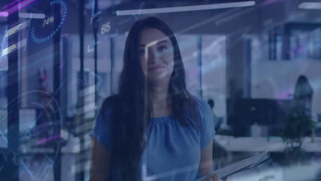 animación del procesamiento de datos financieros sobre una mujer de negocios biracial