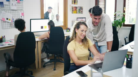 equipo de diseño ocupado en una oficina moderna