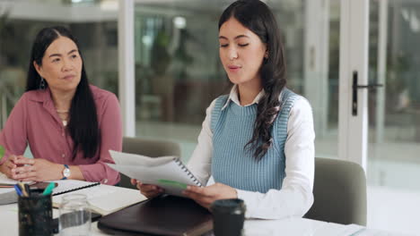 mujeres de negocios en la reunión