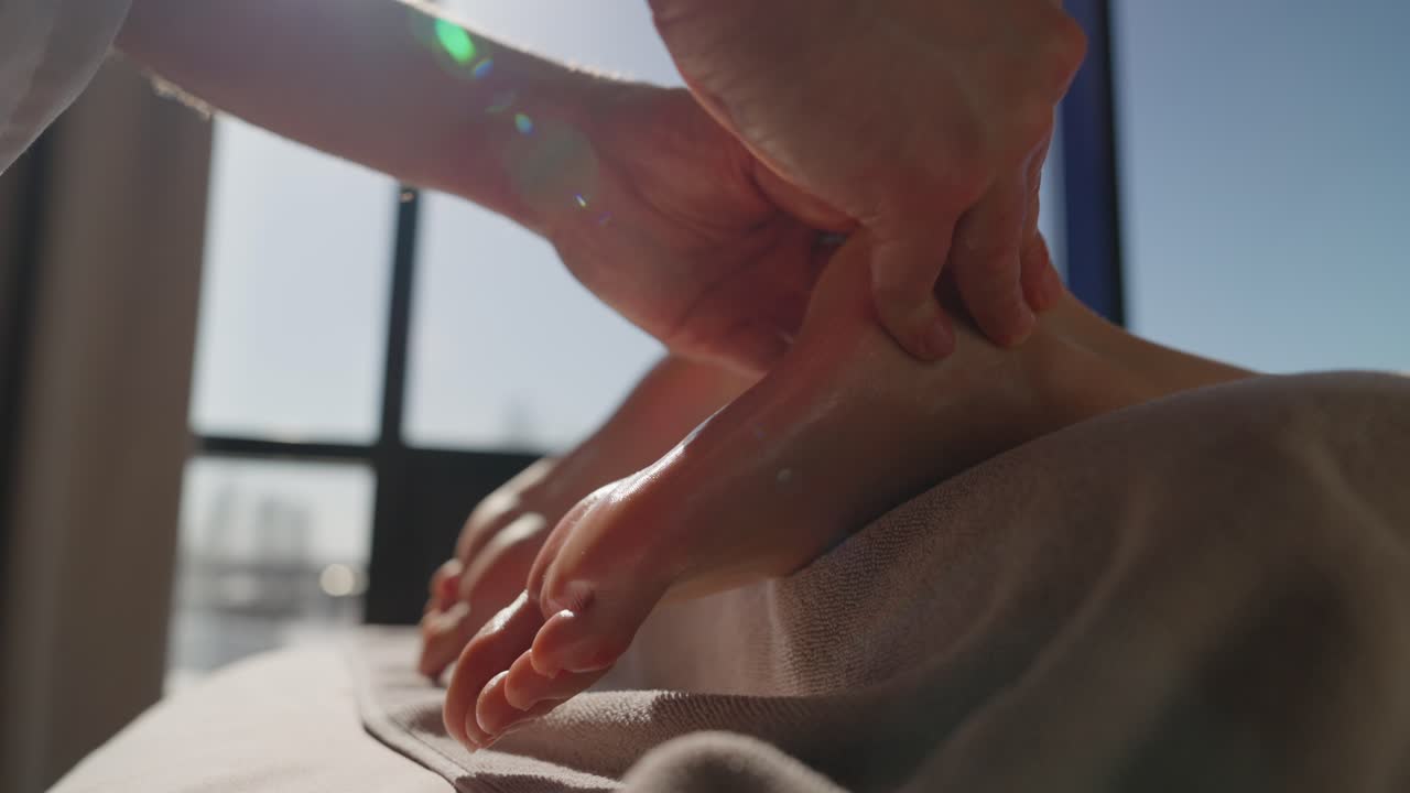 Nærbillede af professionel fodmassage til afslapning og velvære