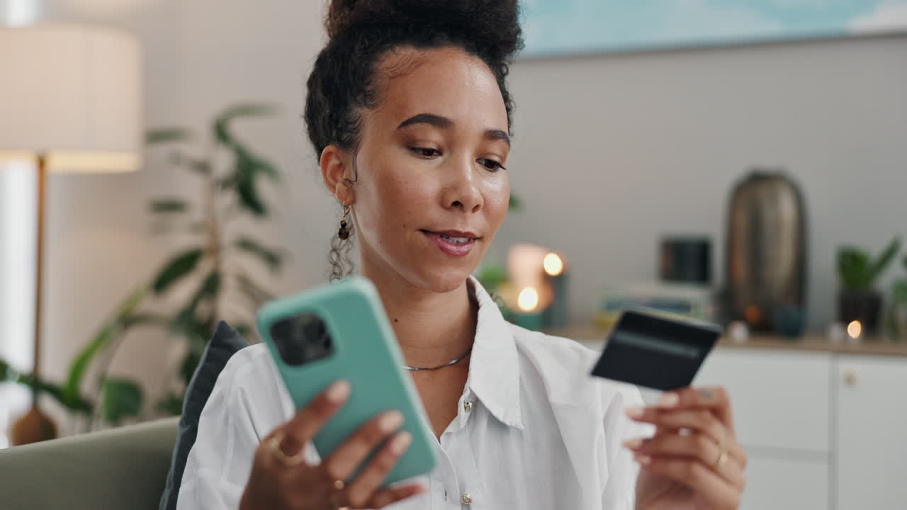 mujer haciendo un pago en línea con una tarjeta de crédito