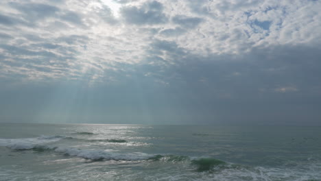 Silbernes-Licht,-Das-Während-Eines-Dramatischen-Morgens-Auf-Wellen-Im-Wilden-Meer-Reflektiert-Wird