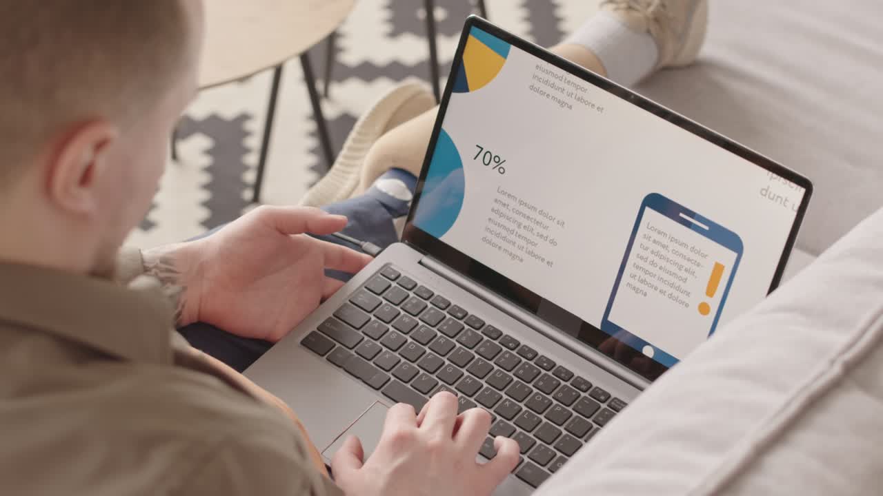 hombre con pierna protésica mirando las estadísticas de marketing en la computadora portátil