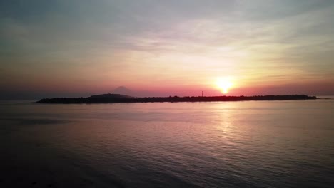 Vista-Del-Atardecer-De-Un-Volcán-Desde-Una-Playa-Tropical