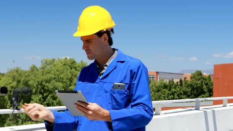 Male-worker-working-at-solar-station-4k