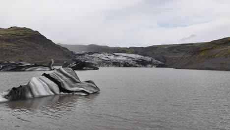 volando sobre icebergs y lagos glaciales hacia el glaciar en el paisaje de islandia, drone disparó 60 fps