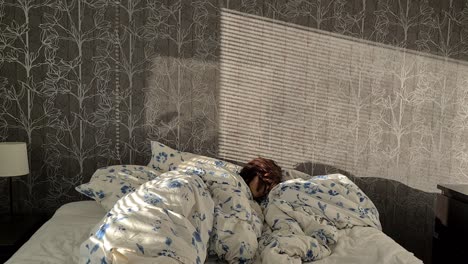 mujer durmiendo en una cama blanca y acogedora mientras la luz del sol se mueve, tiro de lapso de tiempo