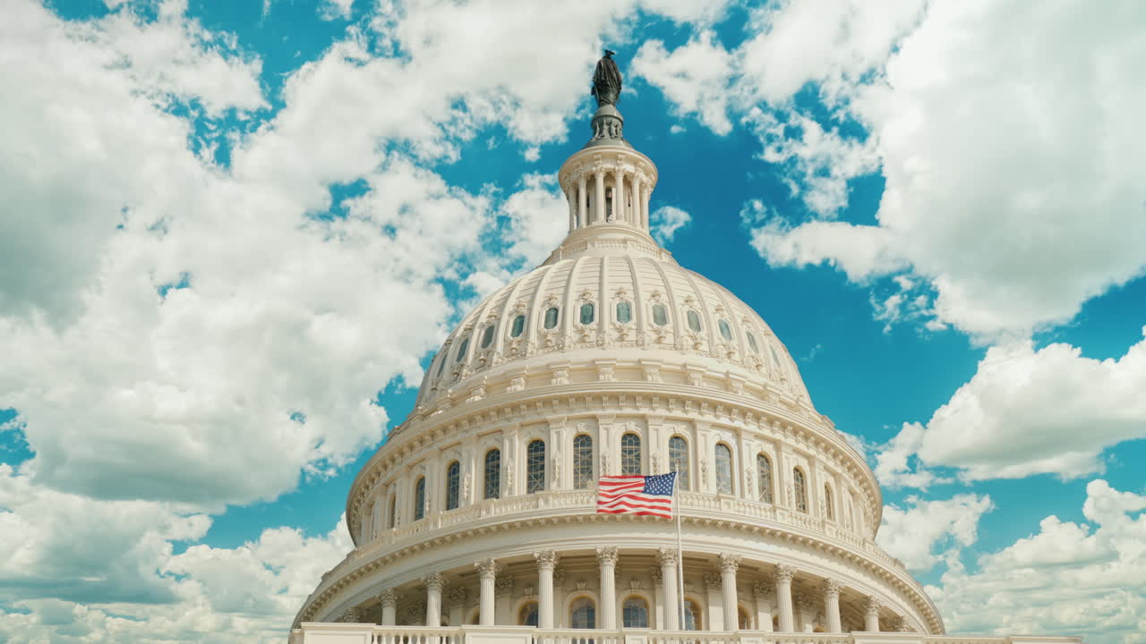 cúpula del edificio del capitolio en washington dc las nubes flotan rápidamente en el edificio