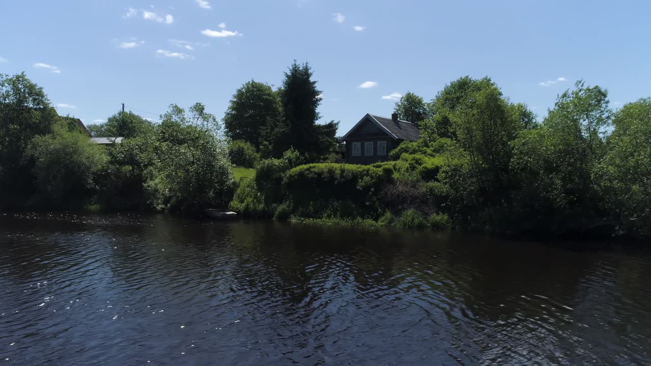 강변 에 있는 시골 의 목조 집