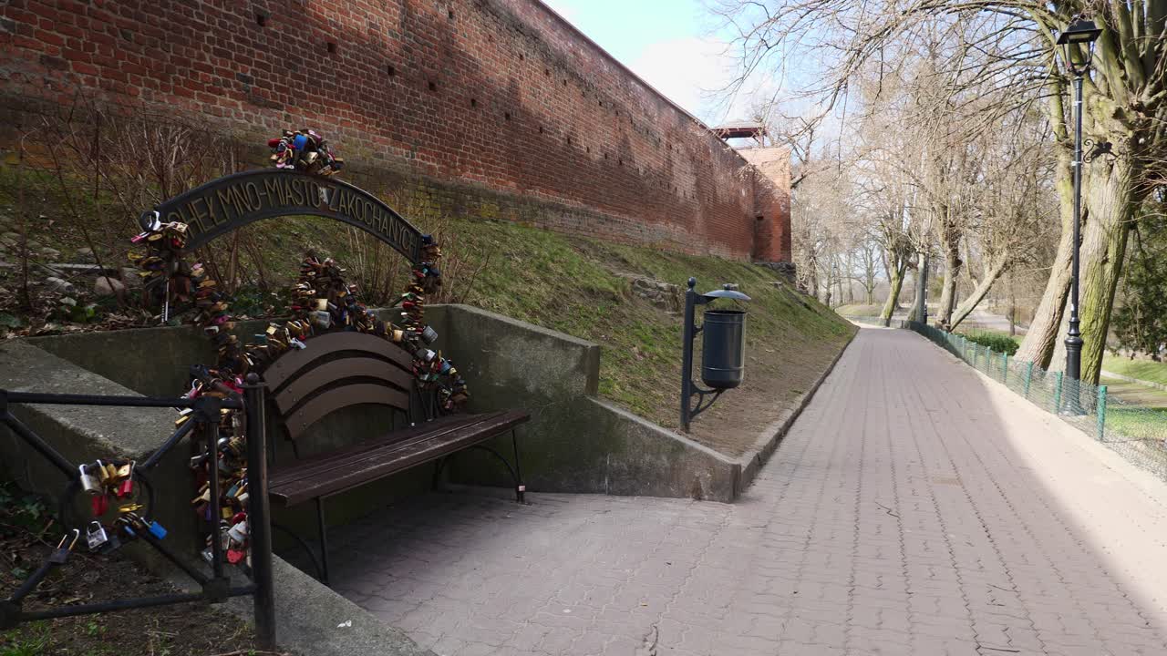 Panchina con lucchetti dell'amore a Chelmno, Polonia
