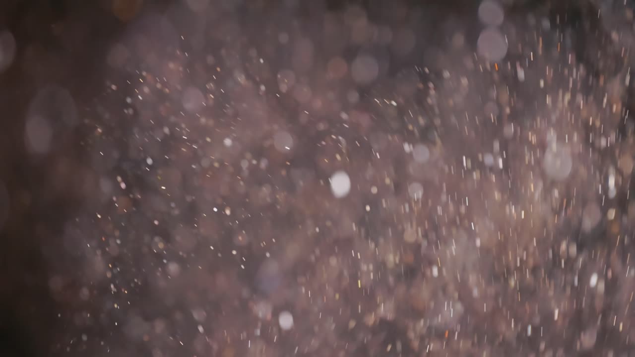 어두운 배경에 떠 있는 추상 입자 보케